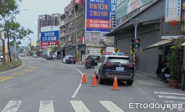 ▲▼高雄市楠梓區德中路昨（4）日下午發生一起機車撞擊路邊停放自小客車的交通事故，造成18歲的蔡姓騎士多處擦挫傷送醫。（圖／記者吳世龍翻攝）