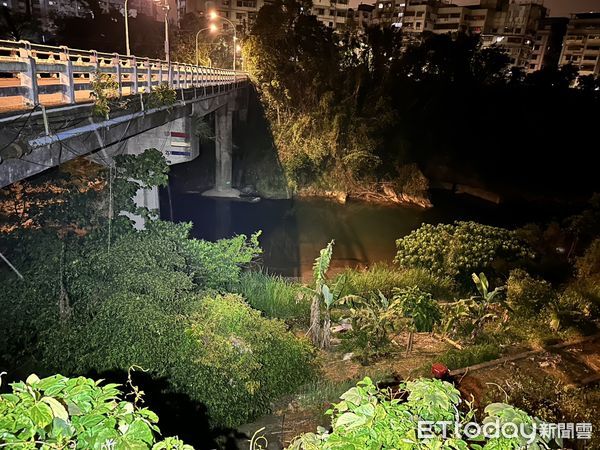 ▲楊男昨天深夜獨自到河邊散心，不慎踩空摔入橋下。（圖／記者陸運陞翻攝）