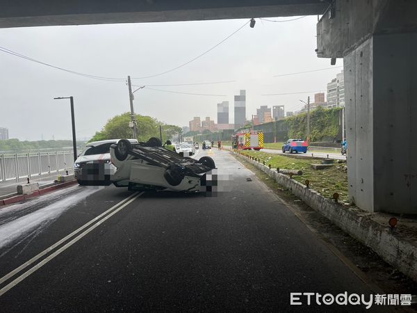 ▲▼             新北市新莊區重新堤外道大漢橋下發生自撞車禍，母子倆受傷送醫。（圖／記者陸運陞翻攝，下同）