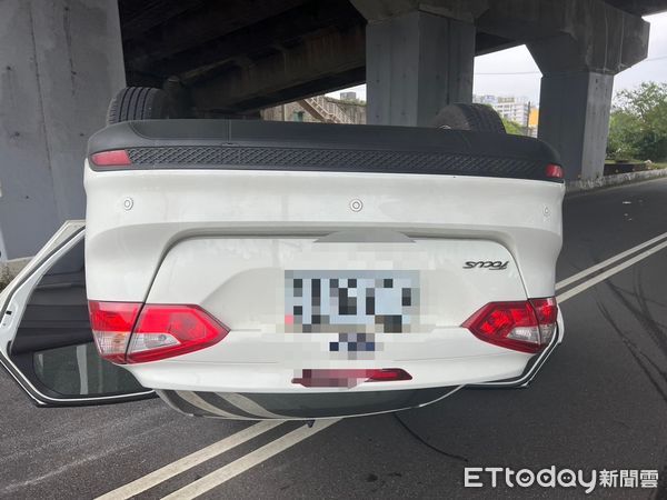 ▲▼             新北市新莊區重新堤外道大漢橋下發生自撞車禍，母子倆受傷送醫。（圖／記者陸運陞翻攝，下同）