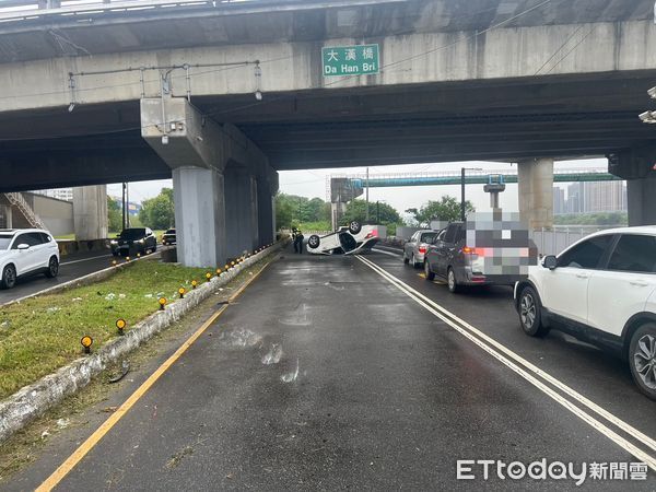 ▲▼             新北市新莊區重新堤外道大漢橋下發生自撞車禍，母子倆受傷送醫。（圖／記者陸運陞翻攝，下同）