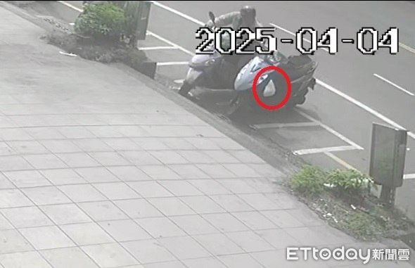 ▲台南男偷走掛機車上的春捲回家祭拜祖先。（圖／記者林東良翻攝，下同）