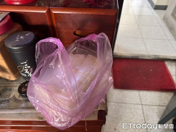 ▲台南男偷走掛機車上的春捲回家祭拜祖先。（圖／記者林東良翻攝，下同）