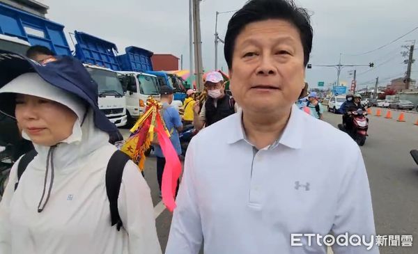 ▲傅崐萁夫妻現身大甲媽遶境隊伍中。（圖／民眾提供）