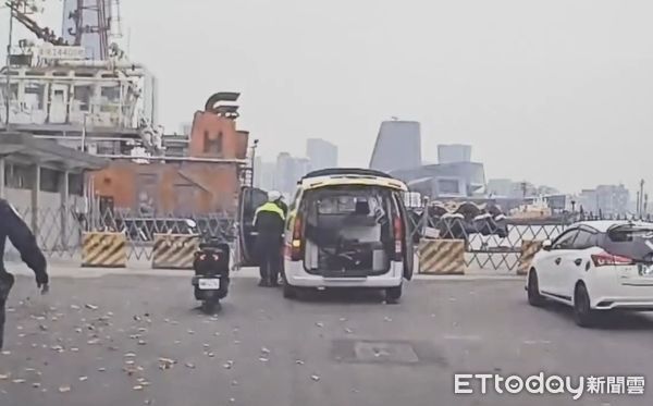 ▲▼高雄女偷開救護車 。（圖／記者許宥孺翻攝）