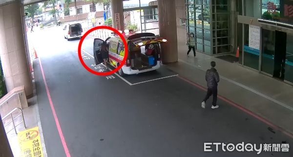 ▲▼高雄女偷開救護車 。（圖／記者許宥孺翻攝）