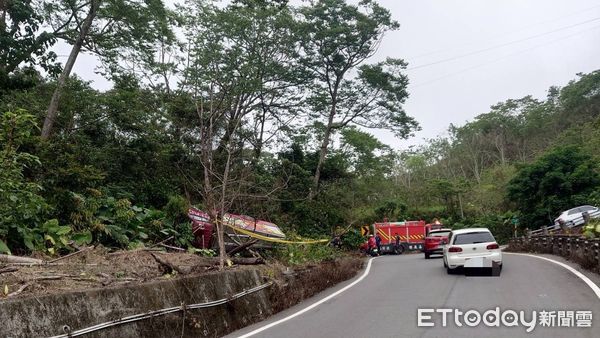 ▲嘉義消防車翻覆邊坡，所幸2名消防員均未受傷。（圖／記者翁伊森翻攝，下同）