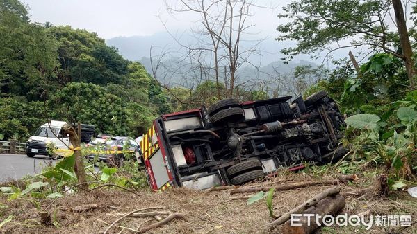 ▲嘉義消防車翻覆邊坡，所幸2名消防員均未受傷。（圖／記者翁伊森翻攝，下同）