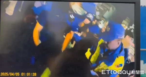 ▲恆春警方處理酒醉民眾            。（圖／記者陳崑福翻攝）