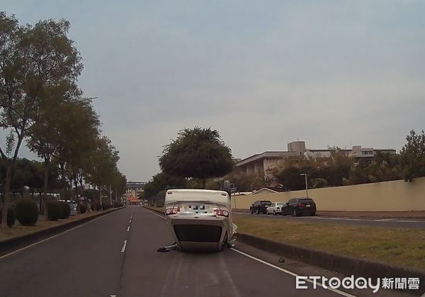 ▲▼嘉義市西區友忠路與大統路口發生自撞車禍。（圖／記者翁伊森翻攝，下同）