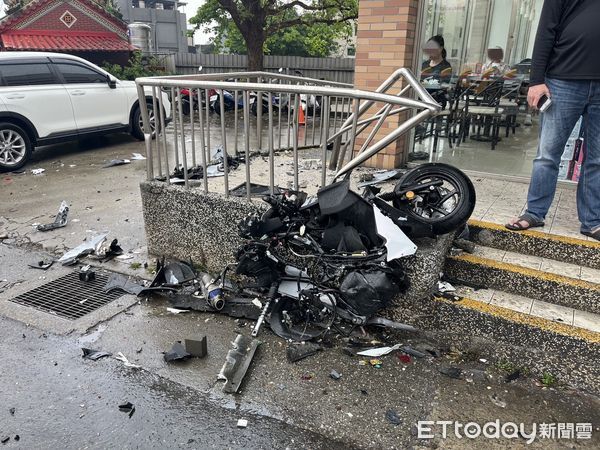 ▲▼ 桃園中壢區中正路上今（5）日上午發生一起嚴重車禍  。（圖／記者楊熾興翻攝）