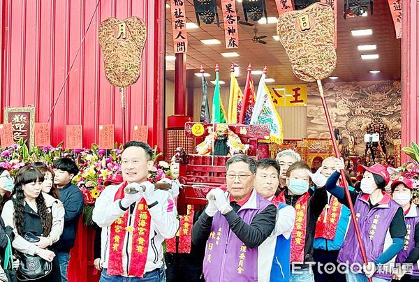 ▲桃園市竹圍福海宮慶祝輔信王公誕辰慶典今天中午由副市長蘇俊賓與福海宮主委陳日淡等人扛起輔信王公神轎起駕。（圖／記者沈繼昌翻攝）