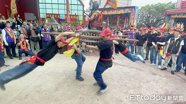 ▲桃園市竹圍福海宮慶祝輔信王公誕辰慶典今天的飛輦轎活動，吸引大批信眾圍觀。（圖／記者沈繼昌翻攝）