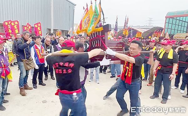 ▲桃園市竹圍福海宮輔信王公誕辰慶典，蘇俊賓也體驗飛輦轎活動。（圖／記者沈繼昌翻攝）