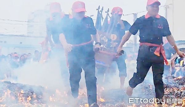 ▲桃園市大園區竹圍福海宮慶祝輔信王公誕辰慶典今天的過金火，信眾扛起神轎快速跑過金火堆。（圖／記者沈繼昌翻攝）