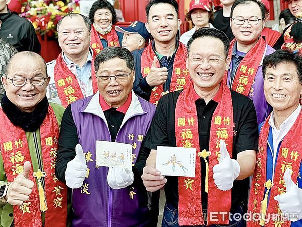 ▲桃園市竹圍福海宮輔信王公誕辰慶典，蘇俊賓將親手繪製飛輦轎、過金火圖卡贈予福海宮主委陳日淡。（圖／記者沈繼昌翻攝）