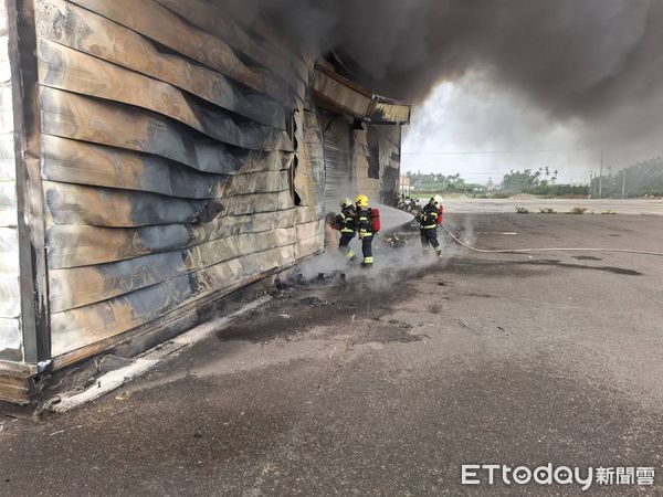 ▲屏東廢棄廠房火警，濃濃黑煙直竄天際。（圖／記者陳崑福翻攝，下同）