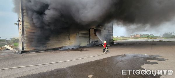 ▲屏東廢棄廠房火警，濃濃黑煙直竄天際。（圖／記者陳崑福翻攝，下同）