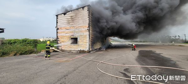▲屏東廢棄廠房火警，濃濃黑煙直竄天際。（圖／記者陳崑福翻攝，下同）
