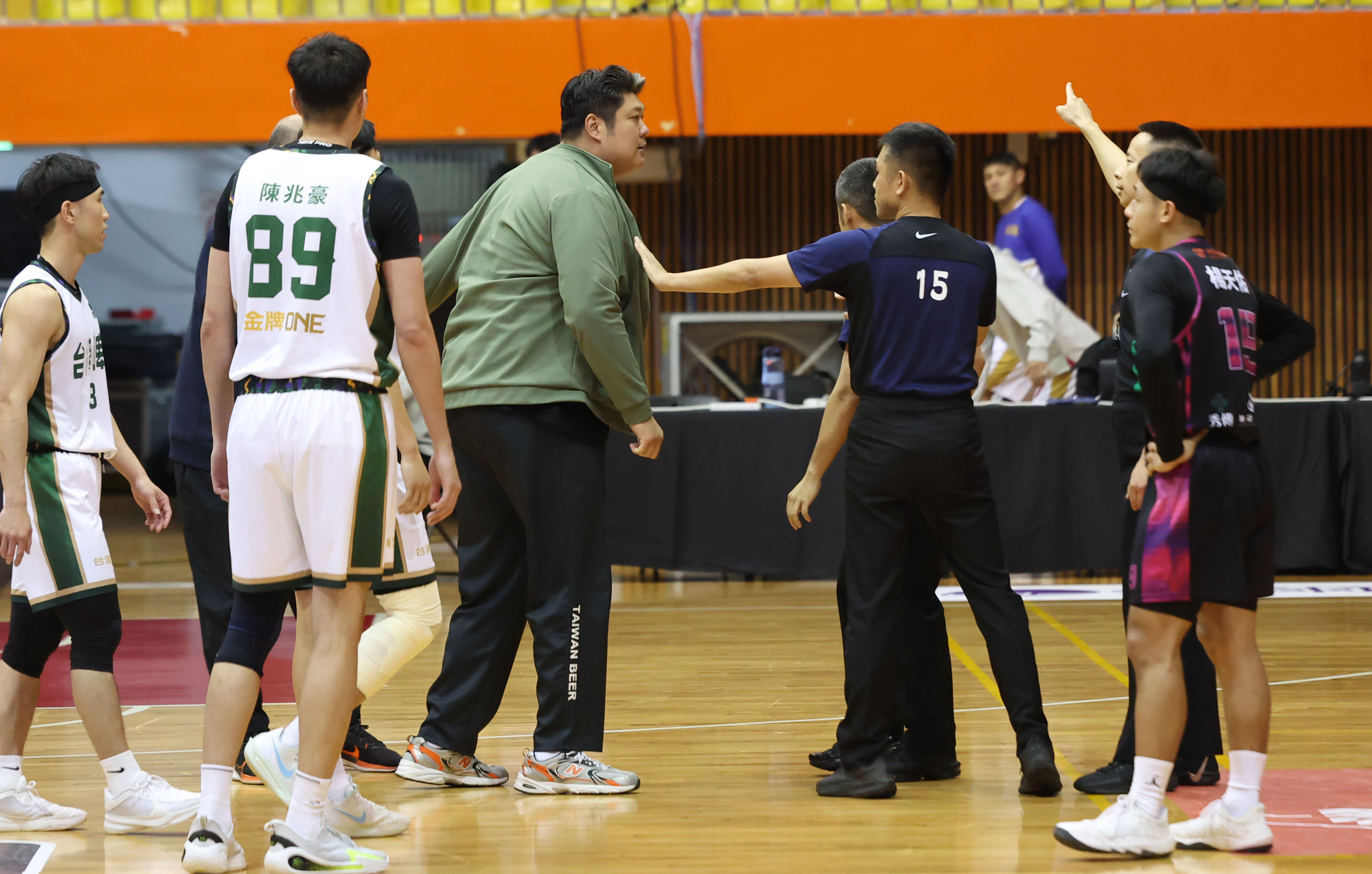 ▲▼台啤助理教練哈孝遠不滿判決衝進場抗議。（圖／籃協提供）