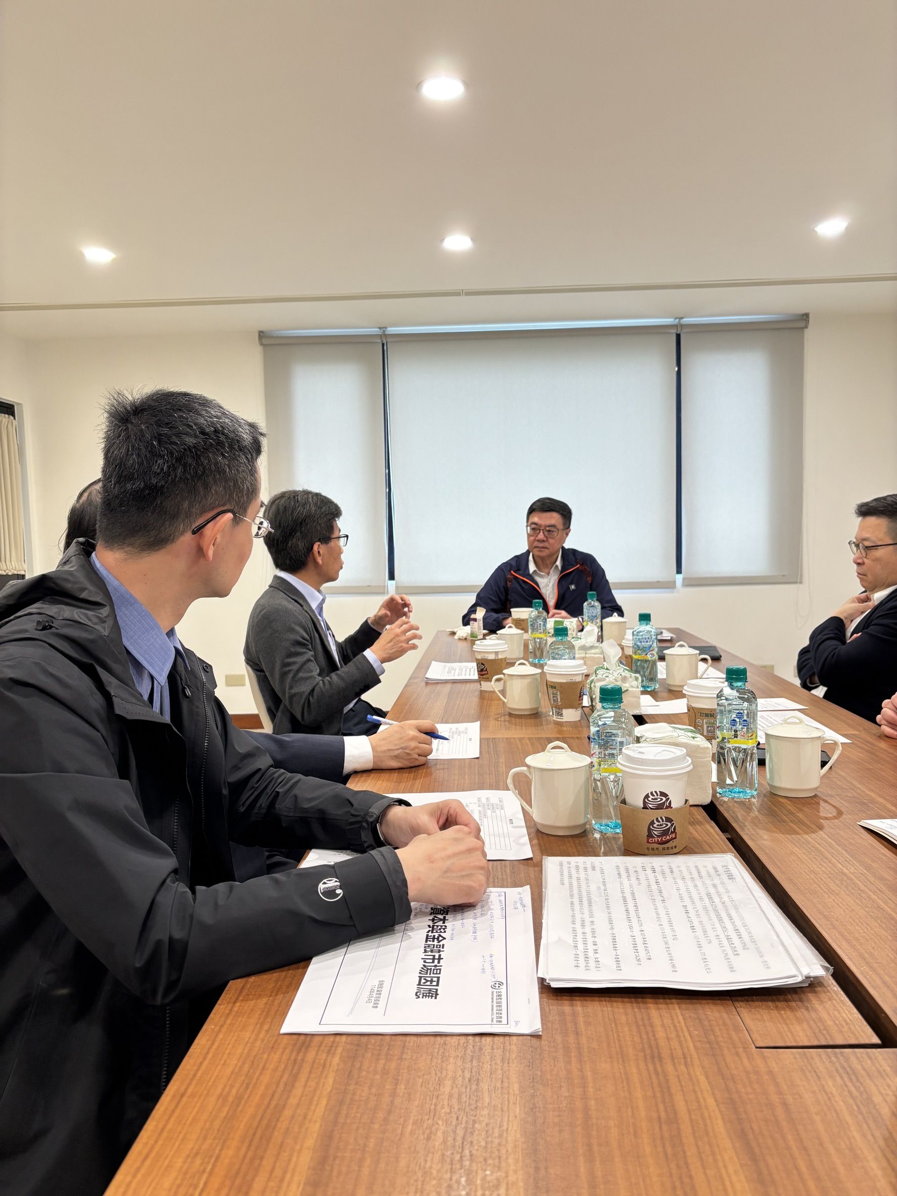 ▲▼面對明天股市可能會有的大波動，行政院長卓榮泰6日上午在官邸持續舉行會議，進行推演討論。（圖／讀者提供）