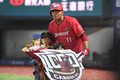 快訊/朱育賢開轟達成千安 16顆簽名球+合照換回紀念球