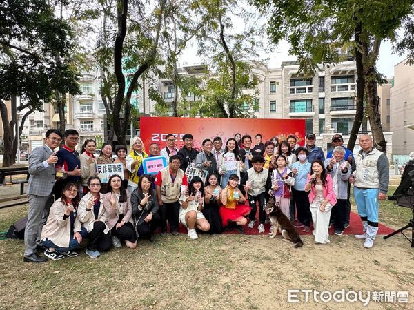 ▲台南市社會局主辦、台南市星月音樂藝文協會承辦之「防治家庭暴力、幸齡人生、銀齡風華」音樂會，於東區千禧公園溫馨登場，活動結合經典老歌、互動遊戲及家暴防治宣導。（圖／記者林東良翻攝，下同）