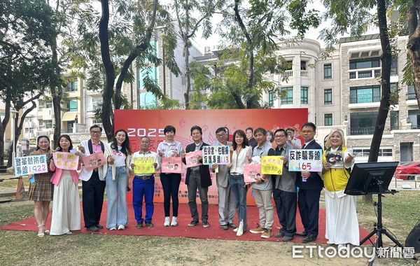 ▲台南市社會局主辦、台南市星月音樂藝文協會承辦之「防治家庭暴力、幸齡人生、銀齡風華」音樂會，於東區千禧公園溫馨登場，活動結合經典老歌、互動遊戲及家暴防治宣導。（圖／記者林東良翻攝，下同）
