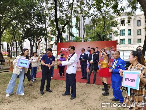 ▲台南市社會局主辦、台南市星月音樂藝文協會承辦之「防治家庭暴力、幸齡人生、銀齡風華」音樂會，於東區千禧公園溫馨登場，活動結合經典老歌、互動遊戲及家暴防治宣導。（圖／記者林東良翻攝，下同）