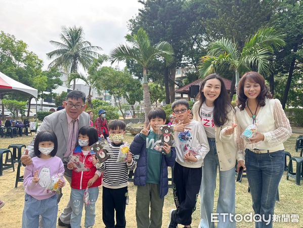 ▲台南市社會局主辦、台南市星月音樂藝文協會承辦之「防治家庭暴力、幸齡人生、銀齡風華」音樂會，於東區千禧公園溫馨登場，活動結合經典老歌、互動遊戲及家暴防治宣導。（圖／記者林東良翻攝，下同）