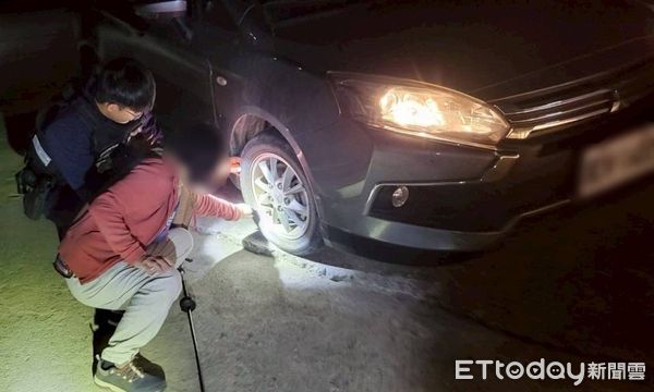 ▲台東鹿野警化身「修車工」。（圖／記者楊漢聲翻攝）