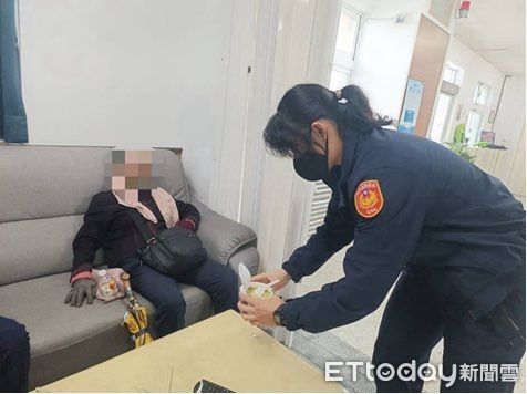 ▲行動不便9旬老婦徘徊街頭，警方平安送返家。（圖／記者楊漢聲翻攝）