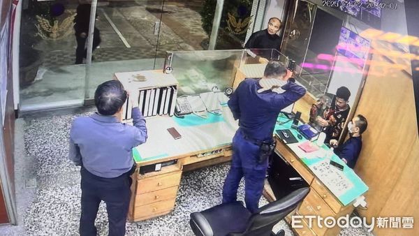 ▲員警協助外籍男子找回護照 。（圖／記者楊漢聲翻攝）