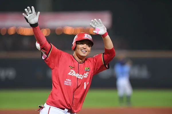 ▲味全龍隊朱育賢開轟達成生涯千安。（圖／味全龍隊提供）