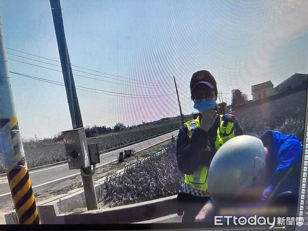 ▲台西一名老翁騎機車就診卻身體不適迷航，幸獲警員及時救援送醫，結束一場虛驚。（圖／記者游瓊華翻攝）