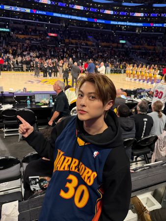 ▲「王子」邱勝翊放長假，和演藝圈的好友們一起前往美國洛杉磯，完成NBA慶生圓夢計劃。（圖／喜鵲娛樂提供）