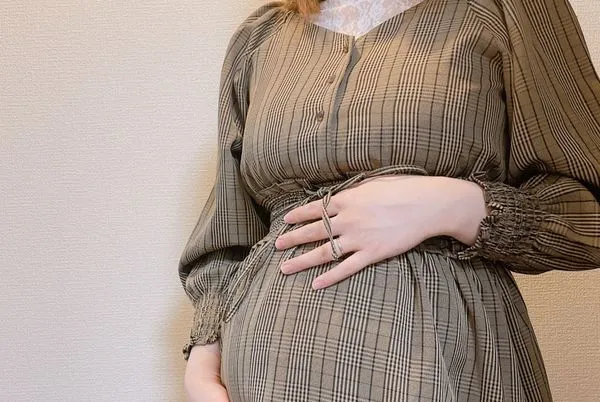 一名人妻從婆婆手機中抓到丈夫婚外情鐵證，沒想到婆婆也幫兒子瞞著她。（示意圖，photoAC）