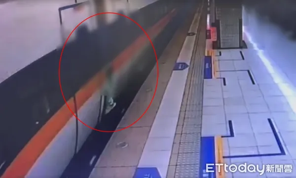 ▲基隆七堵站發生落軌事件，一名男子因來不及上車攀附在連結器上。（圖／記者郭世賢翻攝）