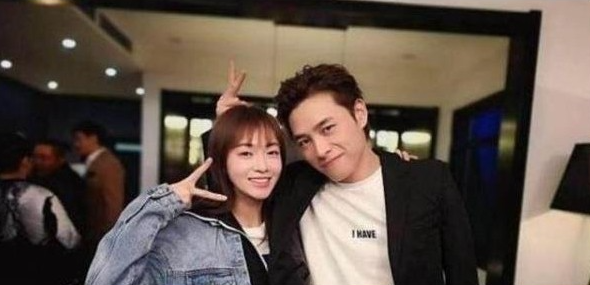 ▲洪堯沒想特別撕掉「吳謹言老公」標籤。（圖／翻攝自微博）