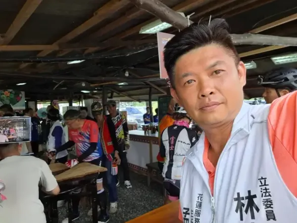 ▲民眾黨立委服務處主任孟憲法違停嗆警，黨中央要求從重處分。（圖／翻攝自Facebook／孟憲法）