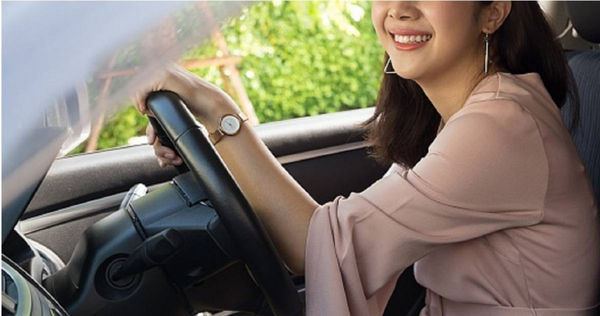 最強醒腦神招！一名人夫因精神不佳，於是讓老婆接手駕駛，打算坐在副駕小睡一下，怎料他才剛閉眼短短幾分鐘，老婆的一聲尖叫，讓他立馬坐回駕駛座。（示意圖／擷取自TPG達志影像）