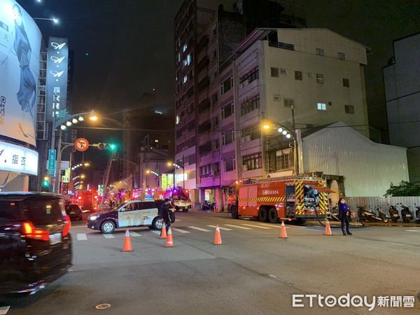 ▲▼台中北區老宅暗夜火警連燒多戶　隔壁旅館房客揮手喊救命。（圖／民眾提供）