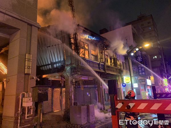 ▲▼台中北區老宅暗夜火警連燒多戶　隔壁旅館房客揮手喊救命。（圖／民眾提供）