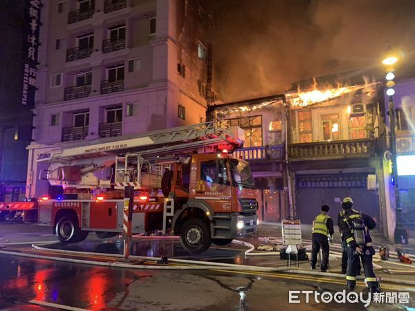 ▲▼台中北區老宅暗夜火警連燒多戶　隔壁旅館房客揮手喊救命。（圖／民眾提供）