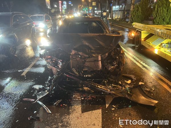 ▲苗栗縣國道1號頭份交流道路口發生轎車碰撞遊覽車事故，轎車的車頭全毀、駕駛受輕傷。（圖／記者楊永盛翻攝）