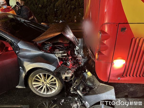 ▲苗栗縣國道1號頭份交流道路口發生轎車碰撞遊覽車事故，轎車的車頭全毀、駕駛受輕傷。（圖／記者楊永盛翻攝）