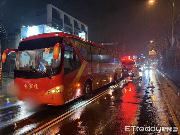 ▲苗栗縣國道1號頭份交流道路口發生轎車碰撞遊覽車事故，轎車的車頭全毀、駕駛受輕傷。（圖／記者楊永盛翻攝）
