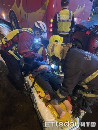 ▲苗栗縣國道1號頭份交流道路口發生轎車碰撞遊覽車事故，轎車的車頭全毀、駕駛受輕傷。（圖／記者楊永盛翻攝）