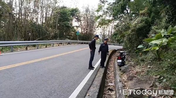 ▲嘉義自摔車禍，男騎士連人帶車噴進水溝內，送醫宣告不治。（圖／記者翁伊森翻攝，下同）