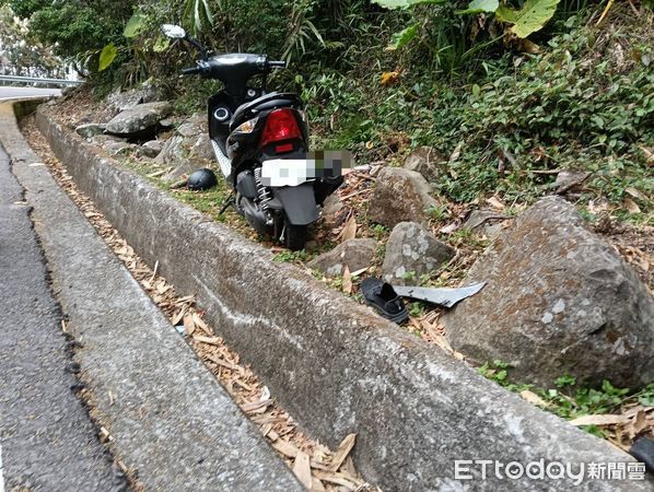 ▲嘉義自摔車禍，男騎士連人帶車噴進水溝內，送醫宣告不治。（圖／記者翁伊森翻攝，下同）